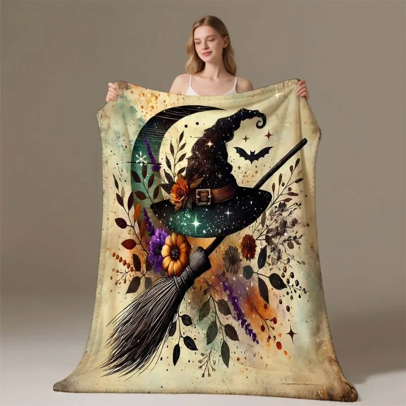 1 Stück Flanelldecke mit Hexenhut und Besen und Blumenmuster – magisches Hexen-Design mit Herbstfarben, Orange, Lila, Schwarz, Beige, Grün, Braun
