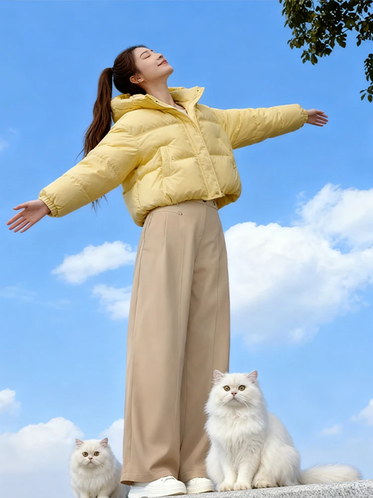 

Женский утепленный теплый комплект из двух предметов: желтая хлопковая куртка с капюшоном и прямые брюки с высокой талией. Зимняя модная повседневная одежда.