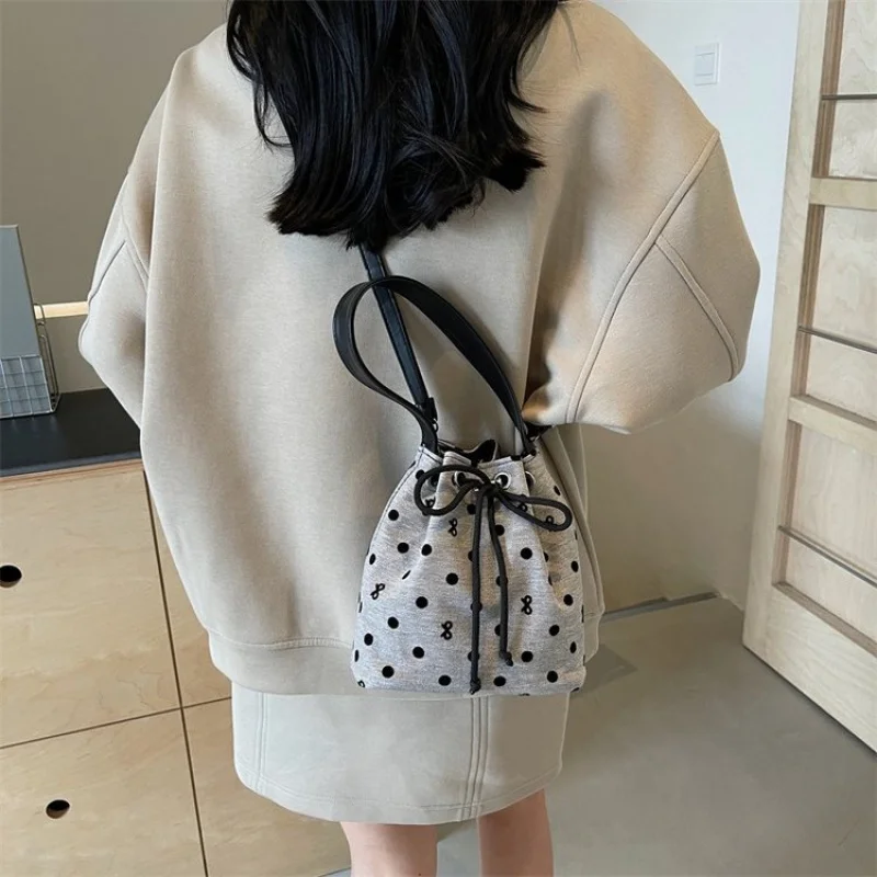 

Изысканная женская кожаная сумка с застежкой-застежкой и двойным ремешком для универсального ношения плеч или через плечо