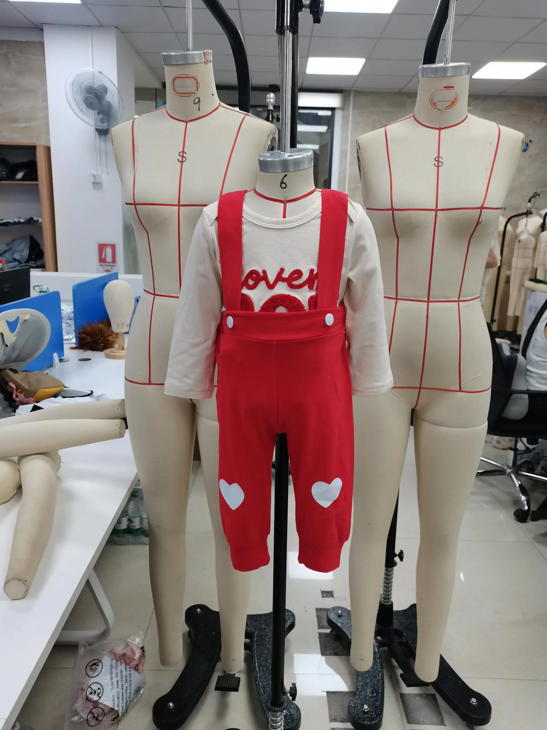 ملابس عيد الميلاد للأطفال الأولاد عيد الحب لطيف خطابات التطريز رومبير مع وزرة قبعة الملابس 3 قطع وتتسابق #1