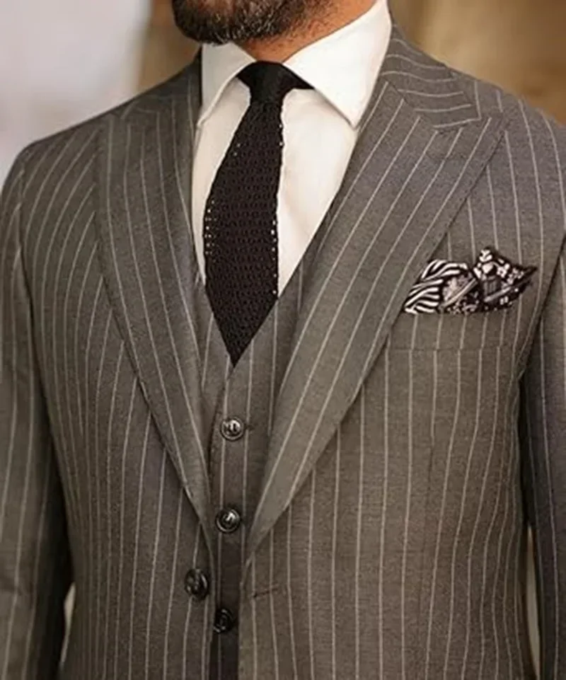 Men\'s Classic Formal Pinstripe Tuxedos Suits 3 Pieces Slim Fit Blazer Peak Lapel Two Button Groomsmen Wedding Dress Business