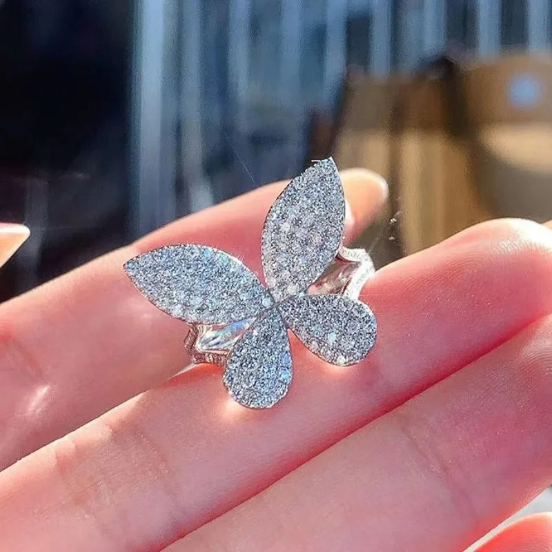 Huitan Brilliant Butterfly Rings Silver Color Wykwintne akcesoria ślubne dla kobiet Błyszcząca biała biżuteria CZ Luxury