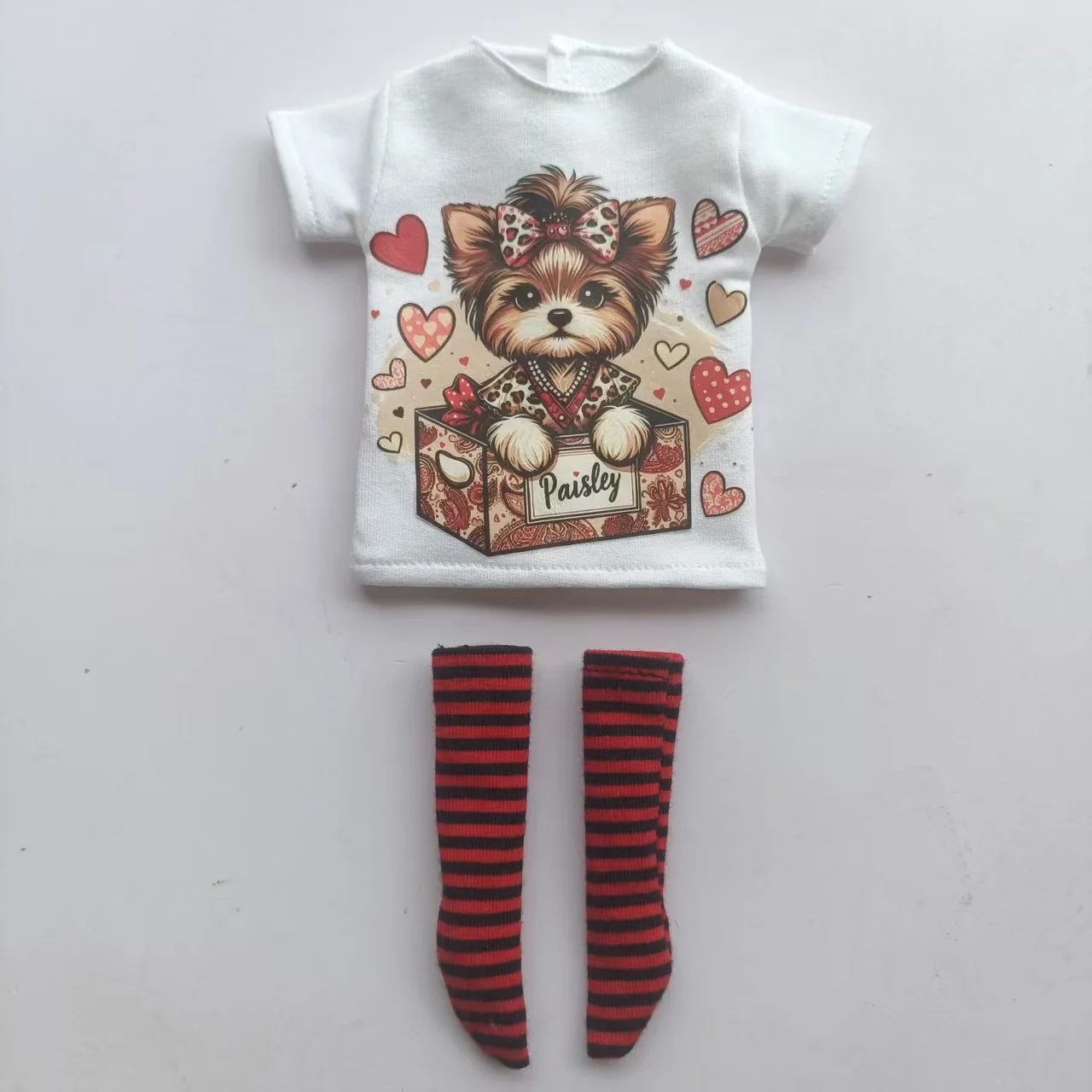 Handgefertigte OB24 1/6 Puppenkleidung, Cartoon-Print Kurzarm-T-Shirt + gestreifte Socken, kann als Zubehör für 1/6 Puppen verwendet werden. – Detail 22