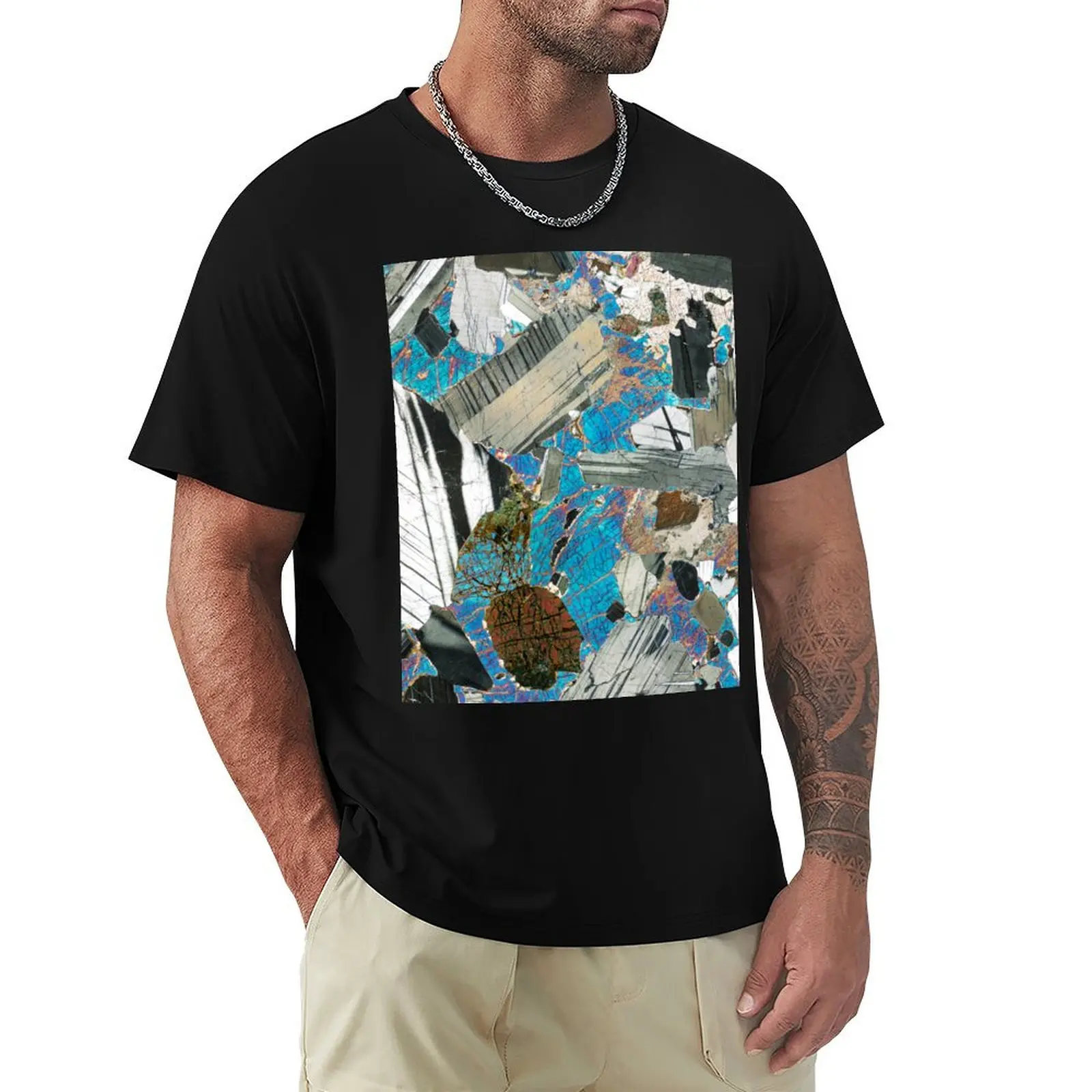Gabbro de Huntly, Écosse, photo de coupe mince de roche au microscope - T-shirt graphique tendance pour homme, cadeau de géologie écossaise