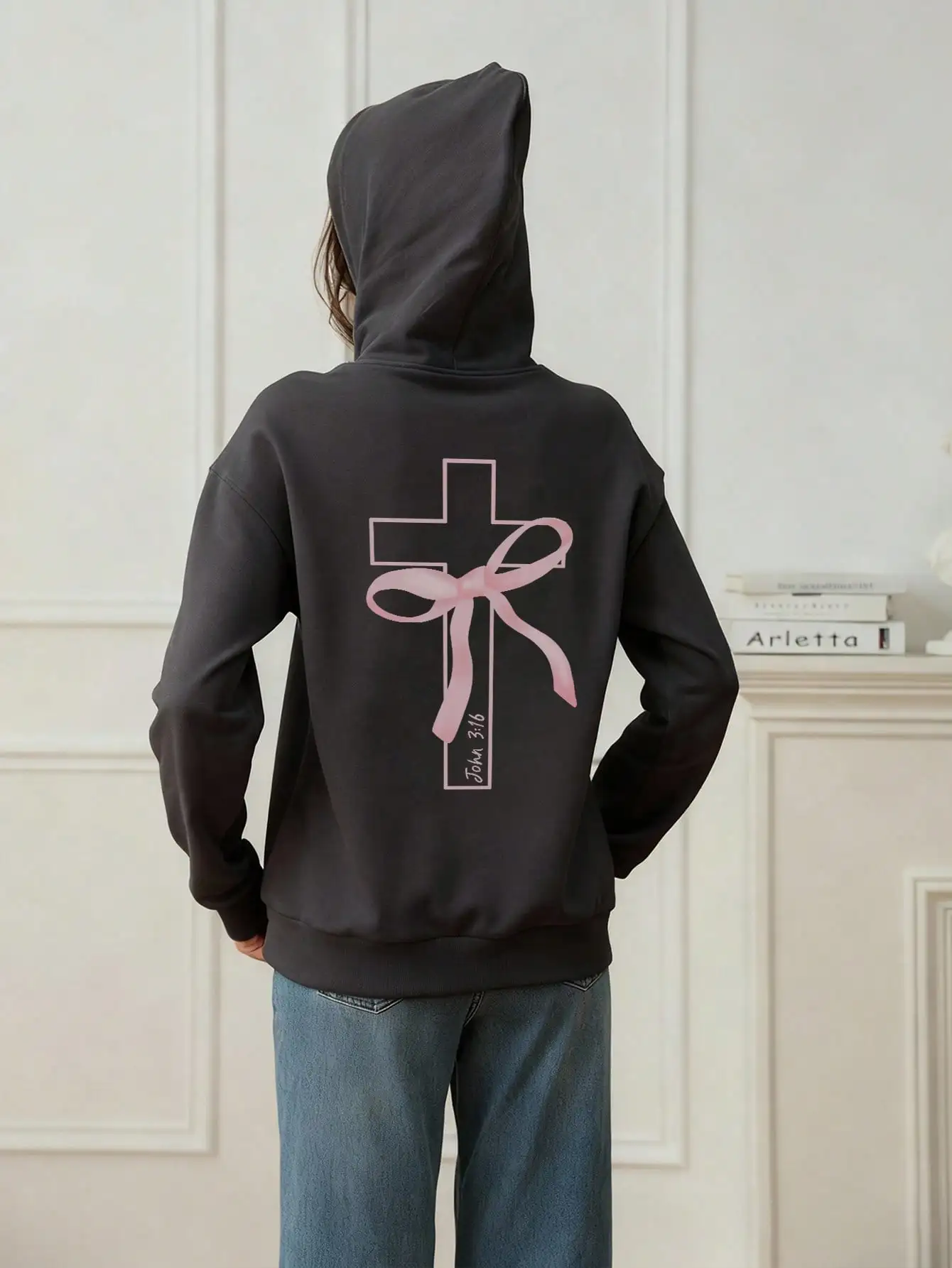 เสื้อฮู้ดทรงหลวมสำหรับผู้หญิง ลายกราฟิกโบว์ไขว้สีชมพู พิมพ์ข้อความจากพระคัมภีร์ยอห์น 3:16 เสื้อสเวตเชิ้ตลำลองสำหรับฤดูหนาว