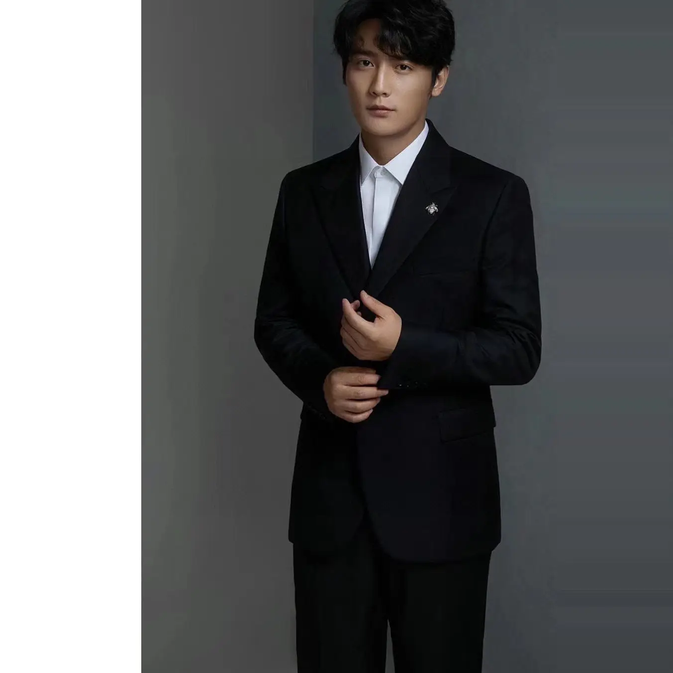 

Модный повседневный костюм и брюки с брошью и кристаллами, комплект с подставкой для молодежи, смесь хлопка, деловой повседневный костюм на одной пуговице