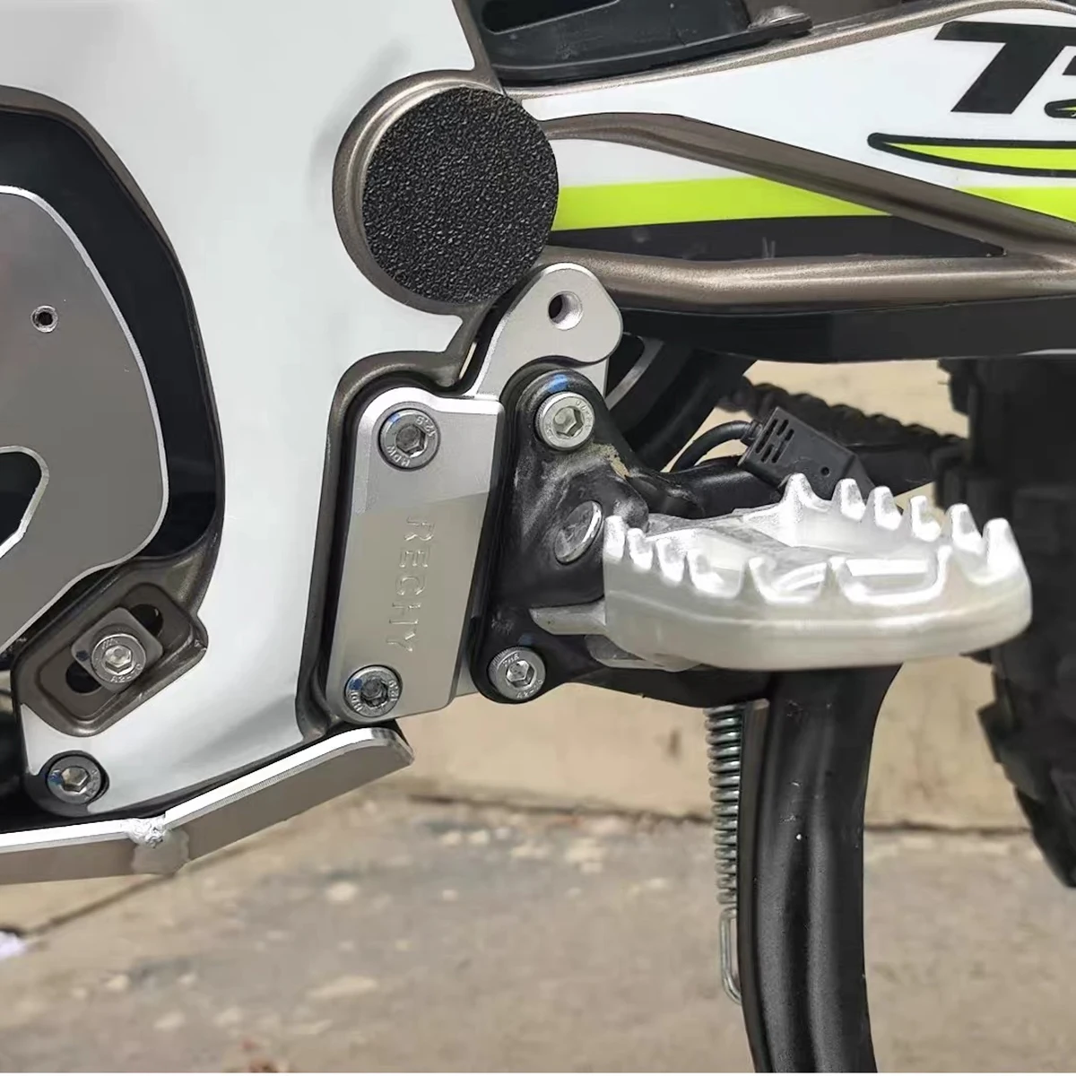 

SUR Ultra bee modified footrest bracket rearward bracket Increased reach value AL lightweight CNC footrest connection bracket