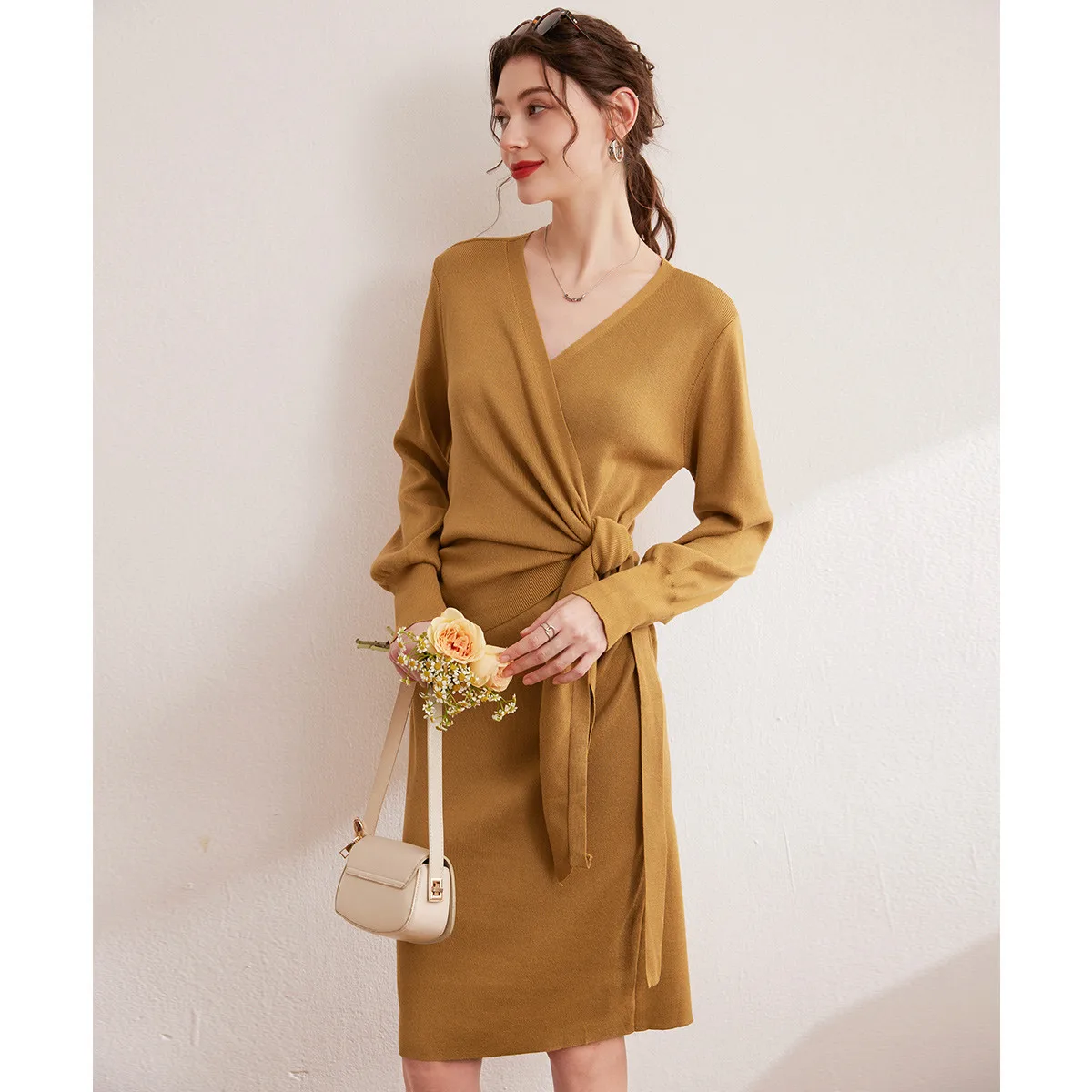 Louis yao 2025 primavera outono design de renda com decote em v com micro elástico fino ajuste manga longa vestido feminino