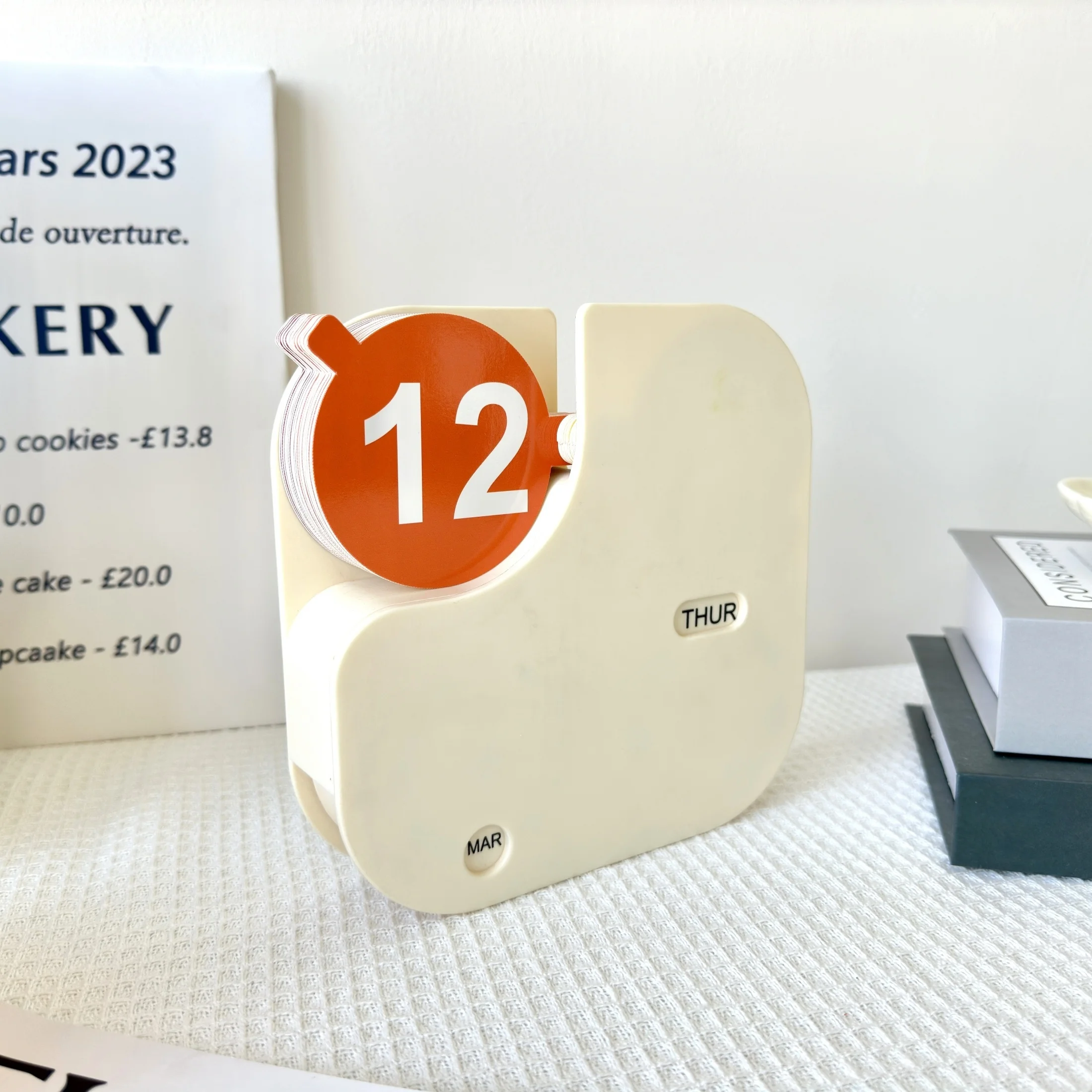 

Easy-Flip Classic Perpetual Desk Calendar - Durable Abs Plastic, Perfect For & Office Decor, Ideal Housewarming Gift