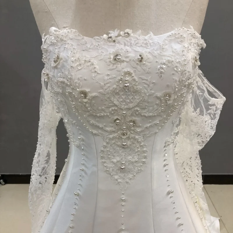 

Customized satin simple ivory white V-neck Spaghetti Appliques Wedding Dresses of A-line beads decal Bridal Gowns Made