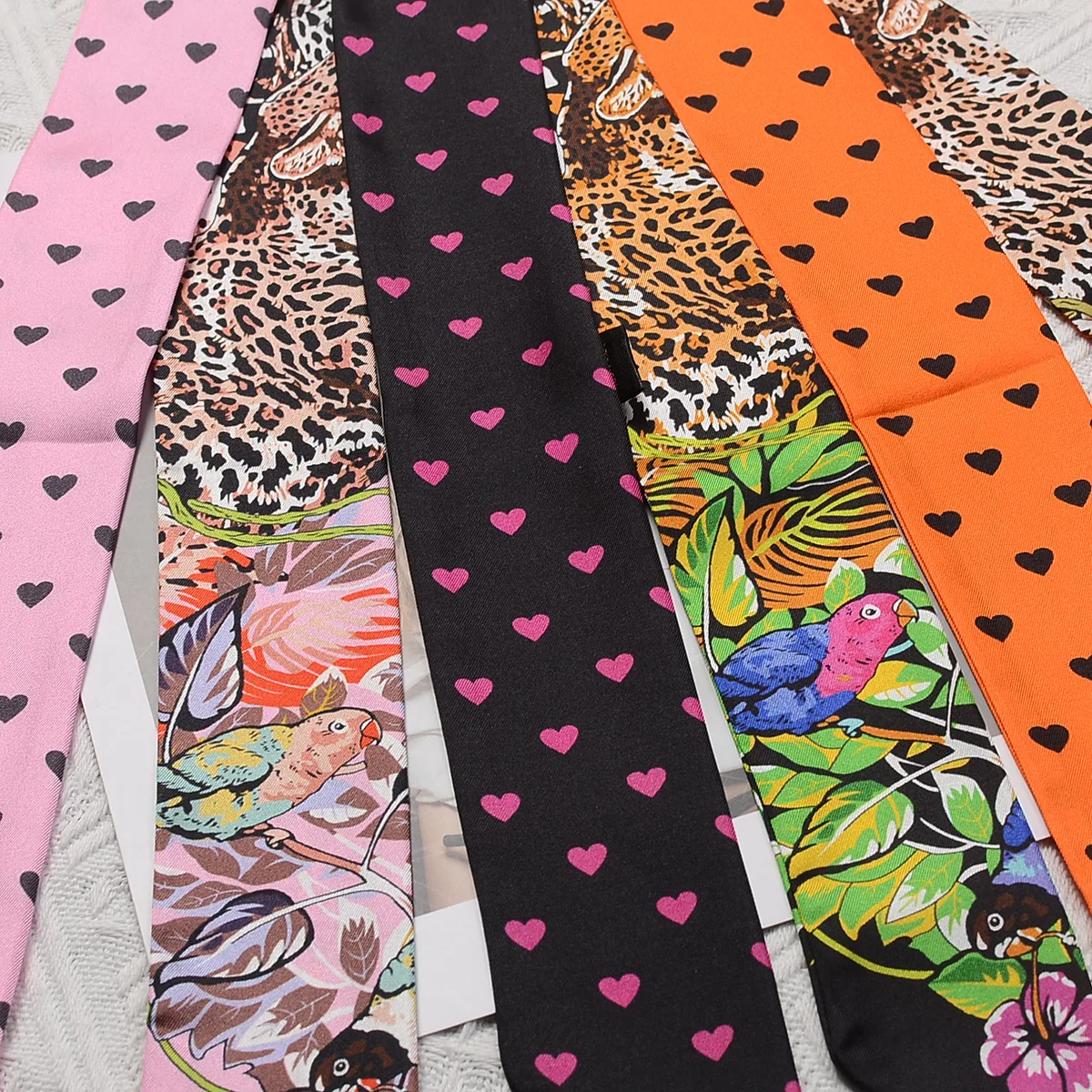 2023 New Leopard Heart Scarf Women Luxury Brand Silk Scarf Fashion Foulard Skinny Bag Scarves Hair Headband Neckerchief