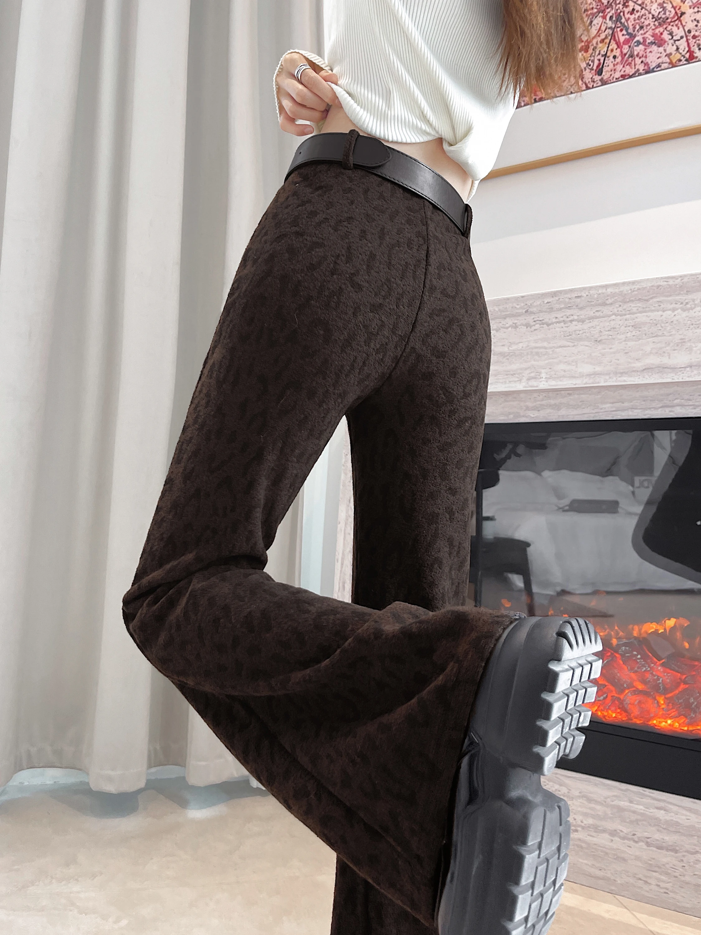 Spodnie damskie z wysokim stanem, rozszerzane, z efektem wyszczuplającym, w panterkę, długie do podłogi.