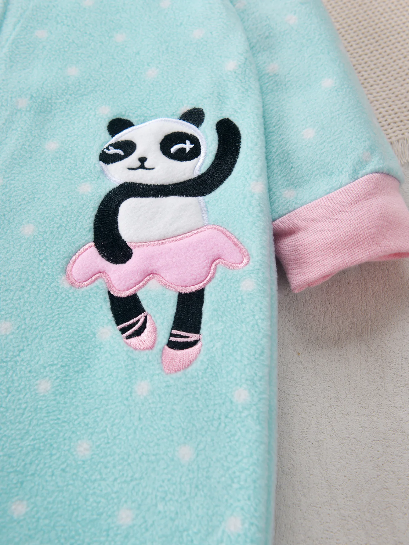Baby-Mädchen Strampler aus Polarfleece mit Stern-, Blumen- und Tupfenmuster, Cartoon-Stickerei, Füße, Zwei-Wege-Reißverschluss, Warmer Einteiler für Herbst und Winter – Detail 11