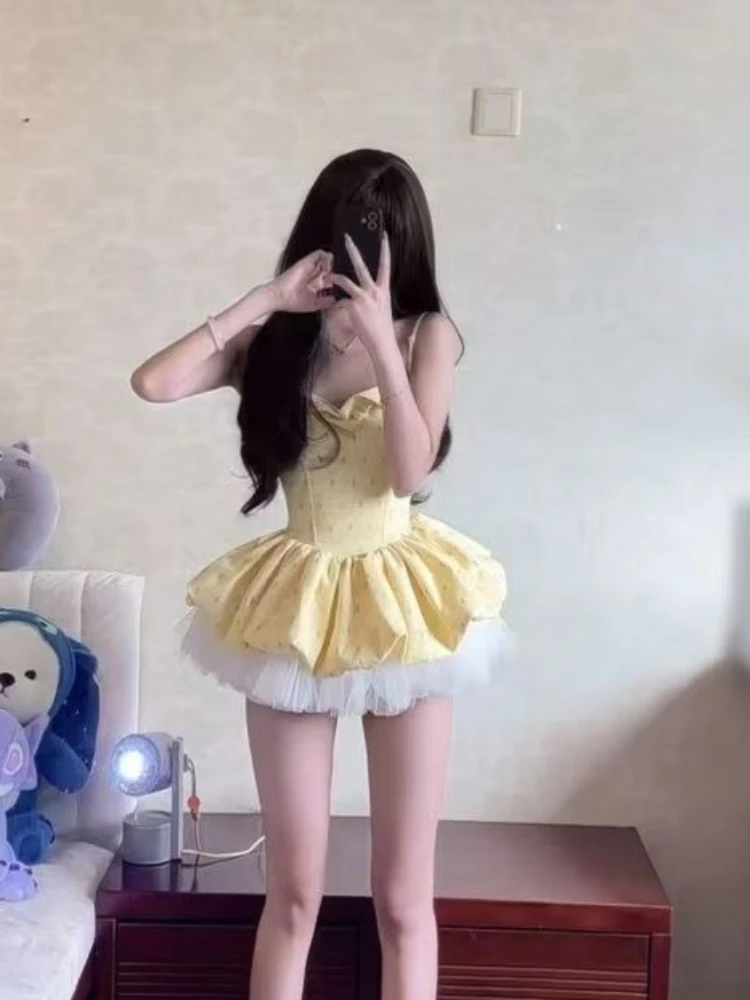 Conjunto de 2 piezas ajustado con hombros descubiertos de Francia, diseño elegante para mujer, vestidos cortos de retazos amarillos cálidos, traje para mujer, trajes cálidos Kawaii