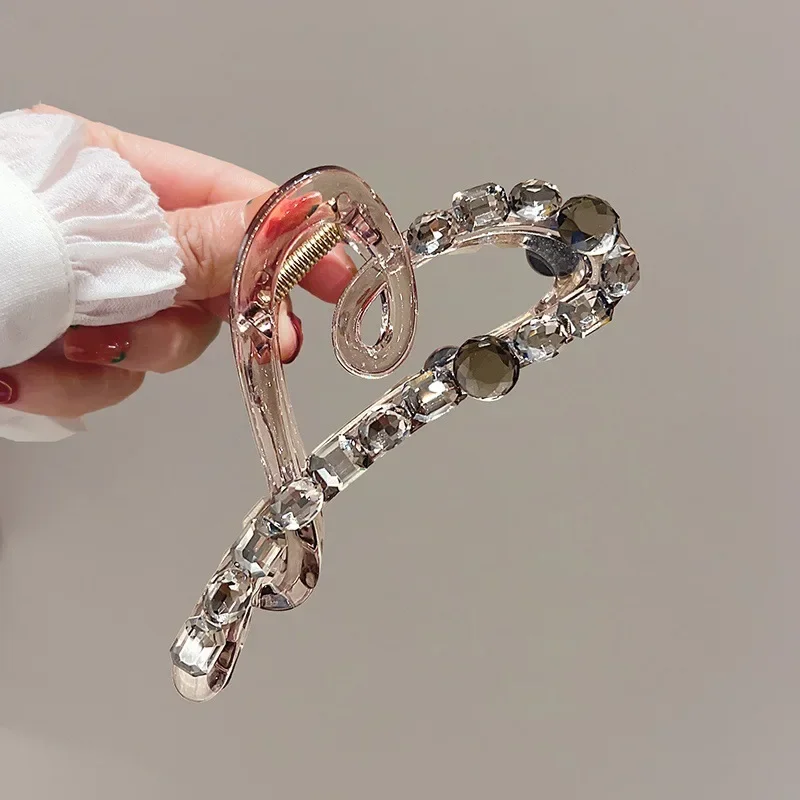 2025 جديد! مشبك شعر على شكل قرش من الأكريليك الراقية - غطاء رأس أنيق للنساء من الخلف