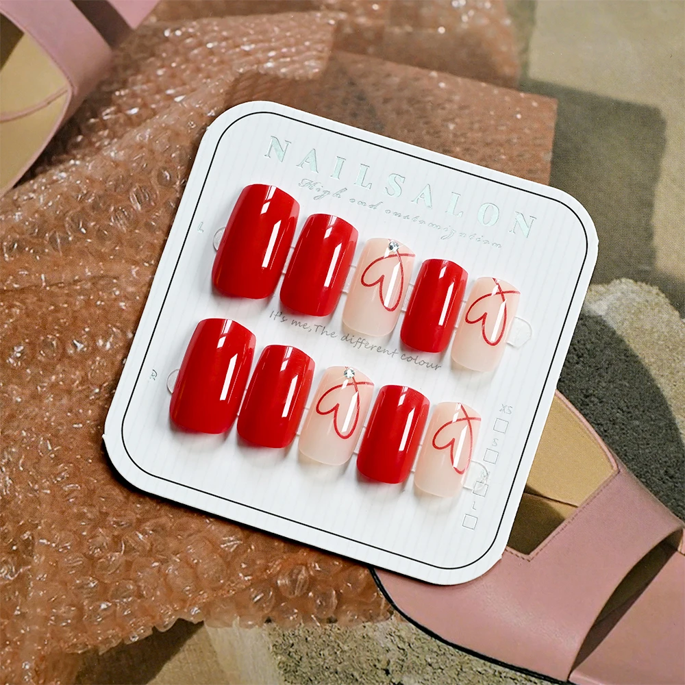 24 قطعة قصيرة مربعة لامعة الأظافر وهمية لعيد الحب الحلو شيك خط أحمر الحب القلب اضغط على الأظافر مجموعة مانيكير الأظافر كاذبة *