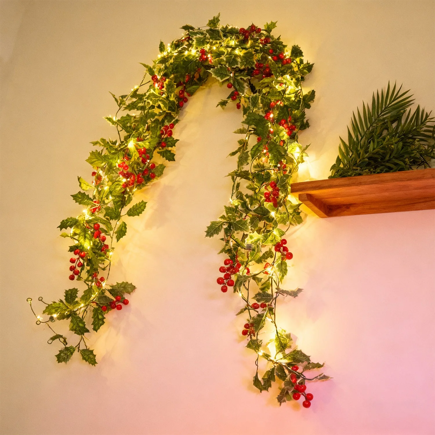 إكليل عيد الميلاد مع أضواء LED التوت الأحمر الزهور الاصطناعية طاولة النبات عيد الميلاد معلقة الروطان لتزيين درابزين الدرج