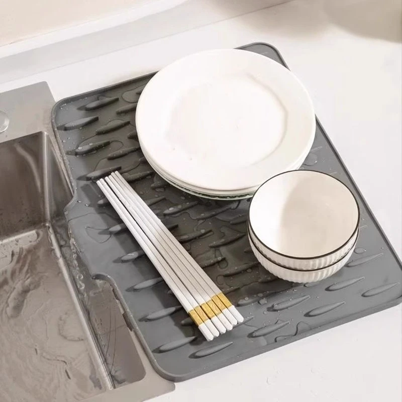

​​Silicone Kitchen Drainage Mat - Sloped Heat-Resistant Counter Protector with Non-Slip Base, Multi-Function Cutting Board Pad​​