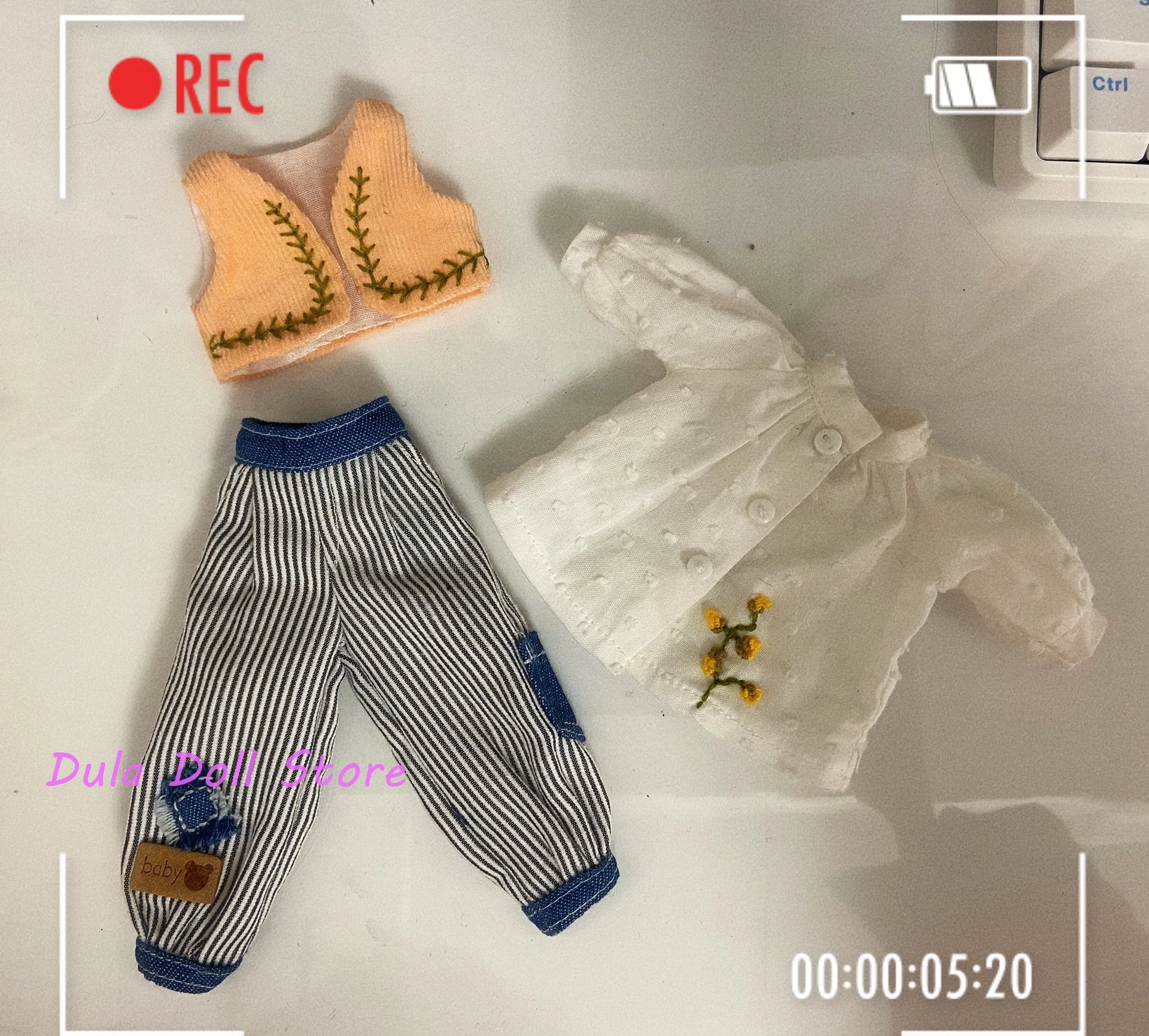 

Комплект одежды для кукол 2026 Dula: милое повседневное платье, жилет и полосатые брюки для кукол Blythe, Qbaby, ob24, ob22, Azone, Licca, ICY, JerryB 1/6