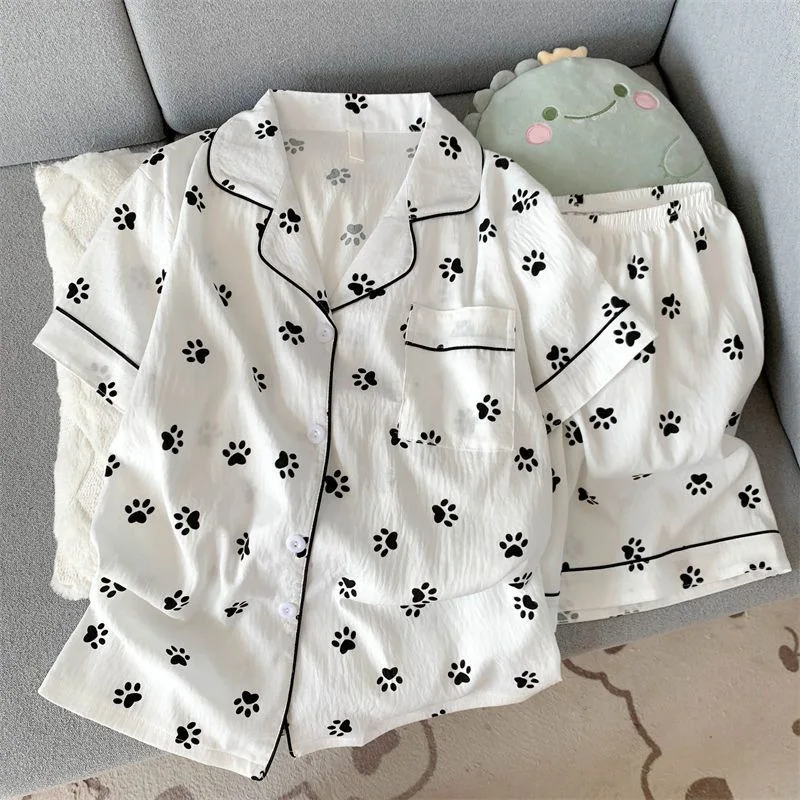 

Женская пижама с белым принтом и изображением следов ног, с короткими рукавами и шортами, домашняя одежда для студенток, повседневная мягкая пижама для сна и дома