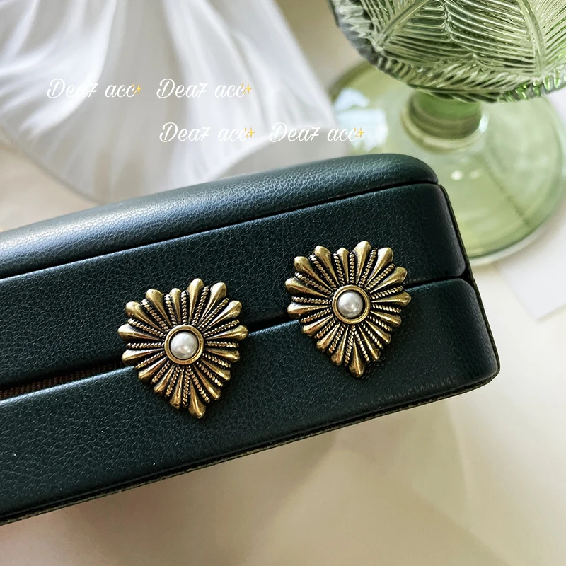 

Retro peach heart pattern high-end medieval stud earrings