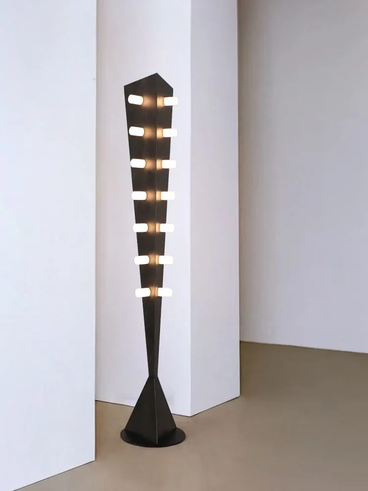 Lâmpada de assoalho decorativa triangular, escultura triangular, sala e sofá do quarto, quarto modelo, arte original