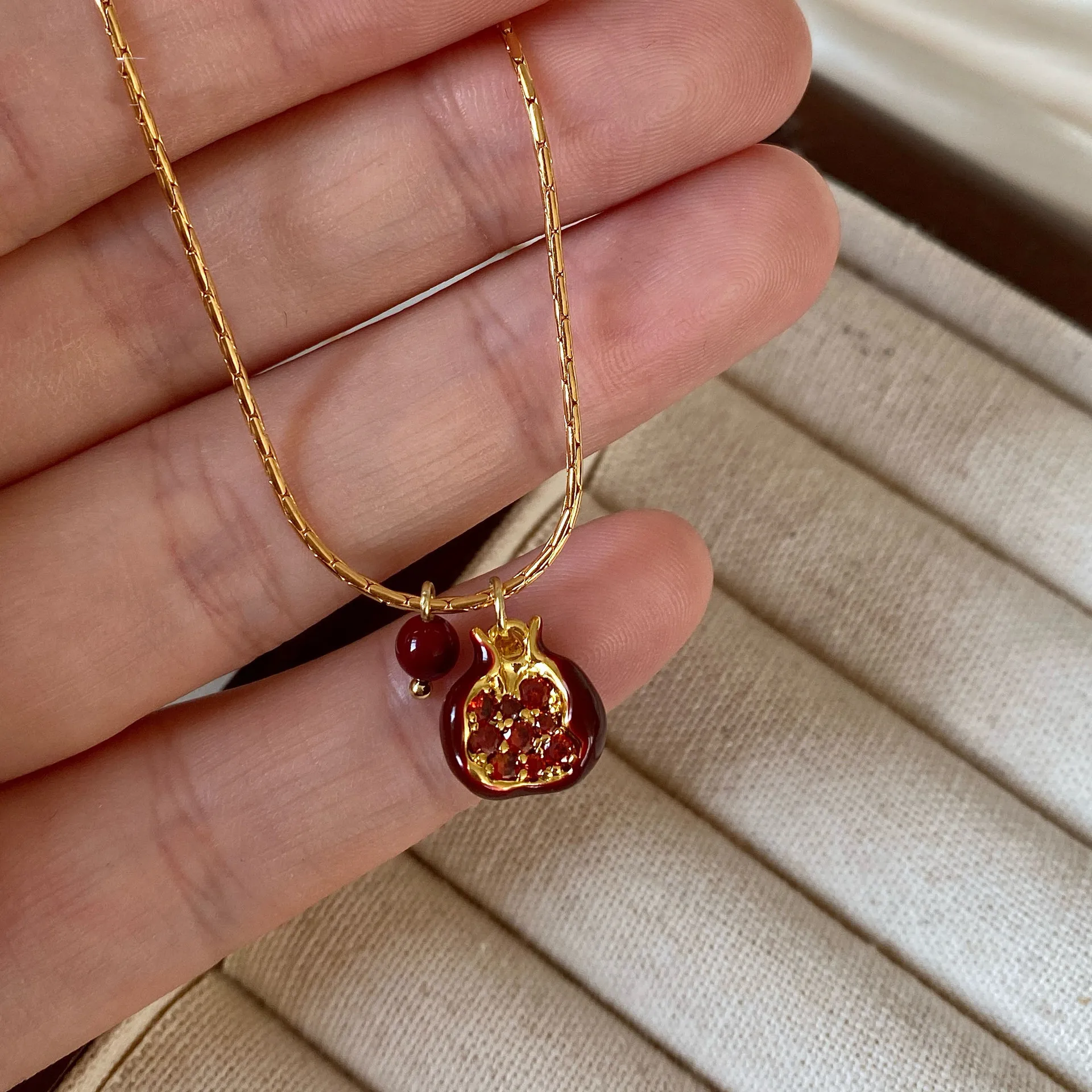 خمر العصرية الأحمر الرمان قلادة قلادة للنساء 2025 جديد الفاكهة الترقوة سلسلة أقراط مُزينة بحُلي المختنق مجوهرات هدية #4