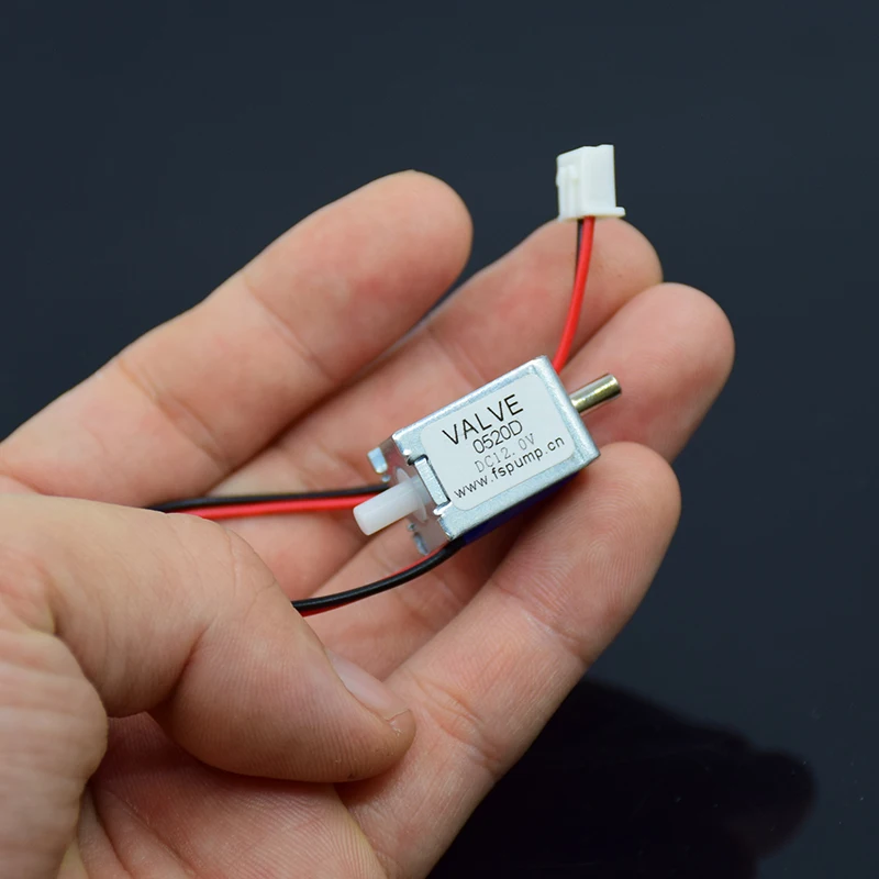 0520D صغير صغير كهربائي الملف اللولبي صمام تيار مستمر 3 فولت 4.5 فولت 6 فولت 12 فولت 24 فولت N/C عادة مغلقة صمام الهواء تنفيس صمام