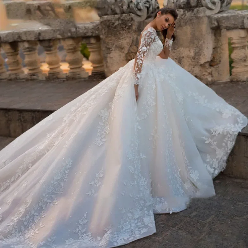 Robe de mariée A-ligne à manches longues avec appliques de luxe, encolure dégagée romantique personnalisée, robe vintage à lacets