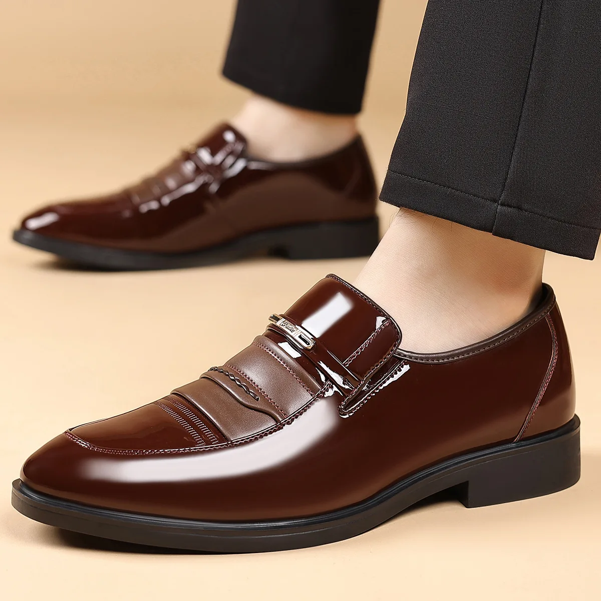 Men's leather shoes, business British patent leather, comfortable and breathable pointed-toe dress shoes for autumn and winter