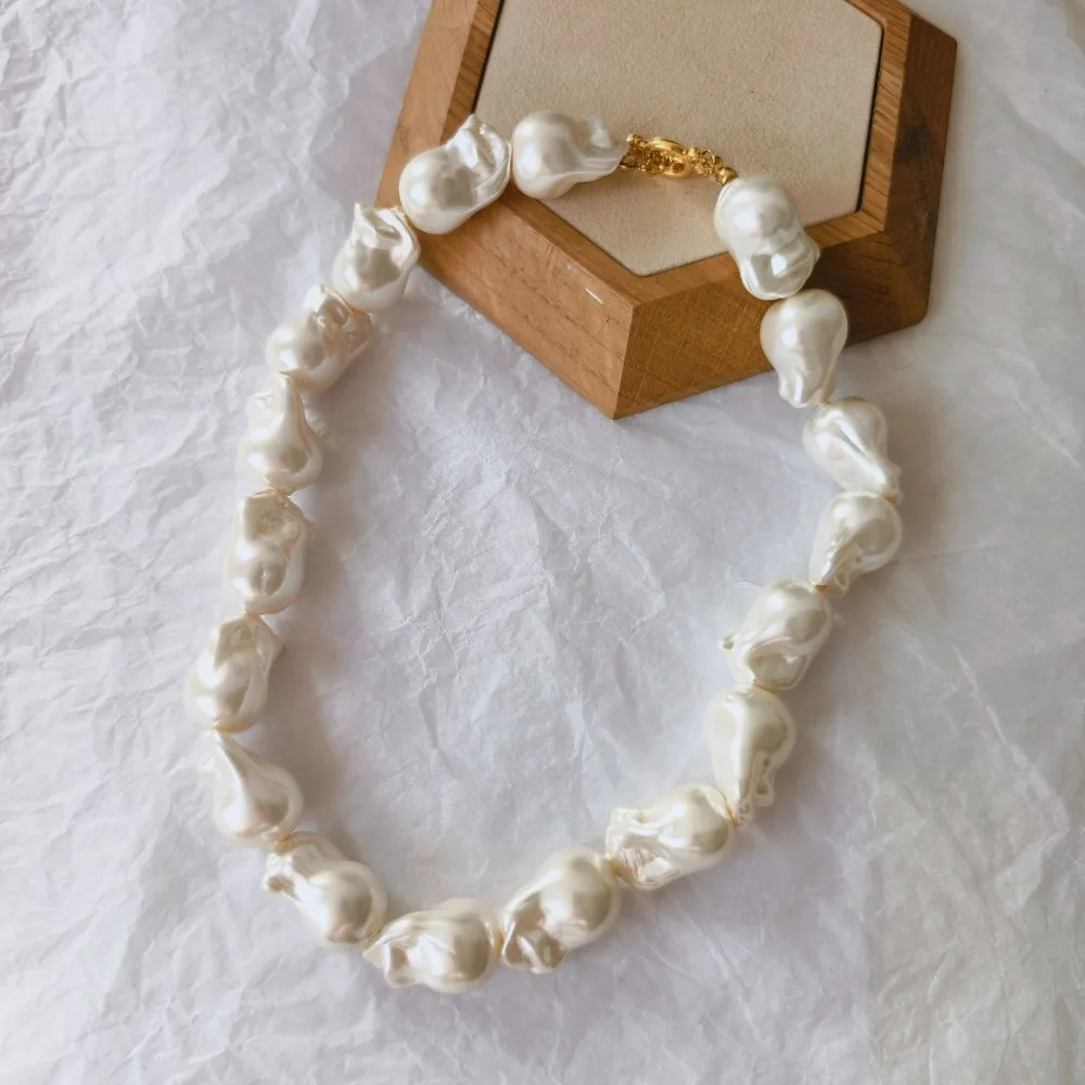 

Good Quality Irregular Glass Pearl Strand Necklace Star Blogger Same Style High-end Temperament Big Pearl Exaggerate Necklace