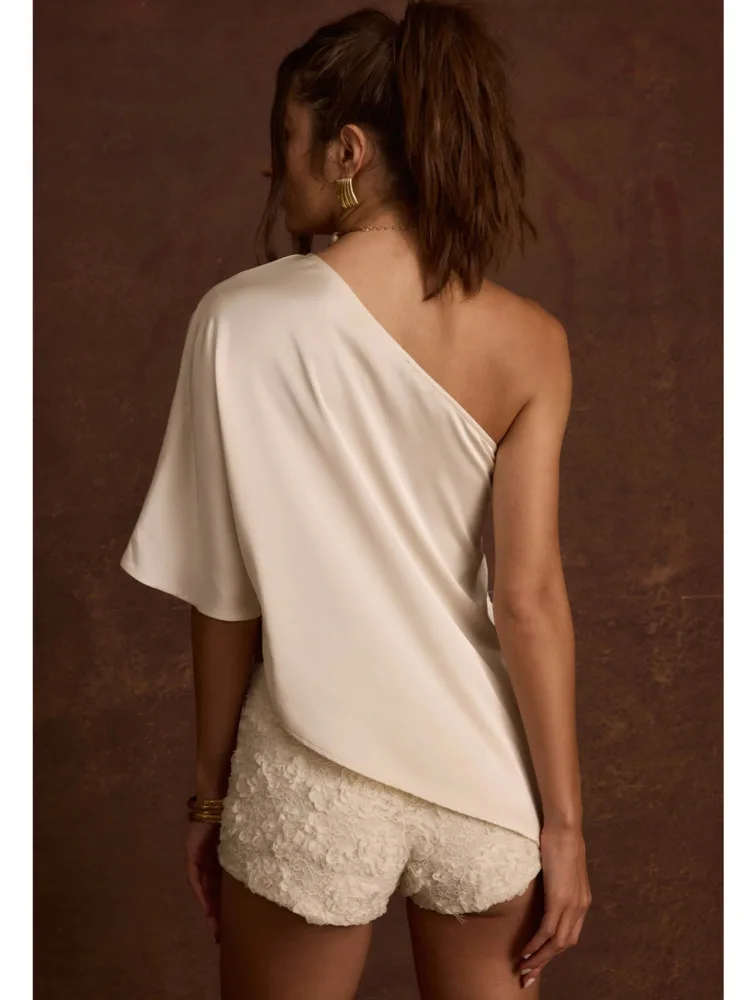 อาร์ติแคทแฟชั่นครึ่งแขนไม่สมมาตรปิดไหล่ซาตินเสื้อยืดผู้หญิงเซ็กซี่ Backless Slim Fit หญิงฤดูใบไม้ร่วงใหม่ 2025