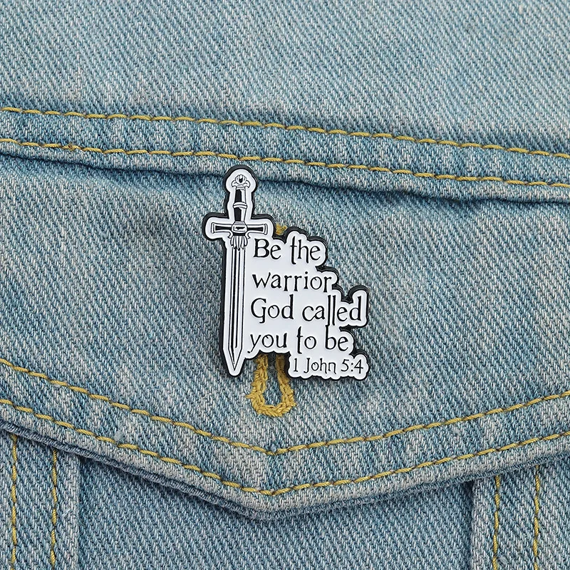 Broche en émail avec croix de la Bible et épée chrétienne, badge métallique religieux inspirant, cadeau de foi pour les croyants chrétiens
