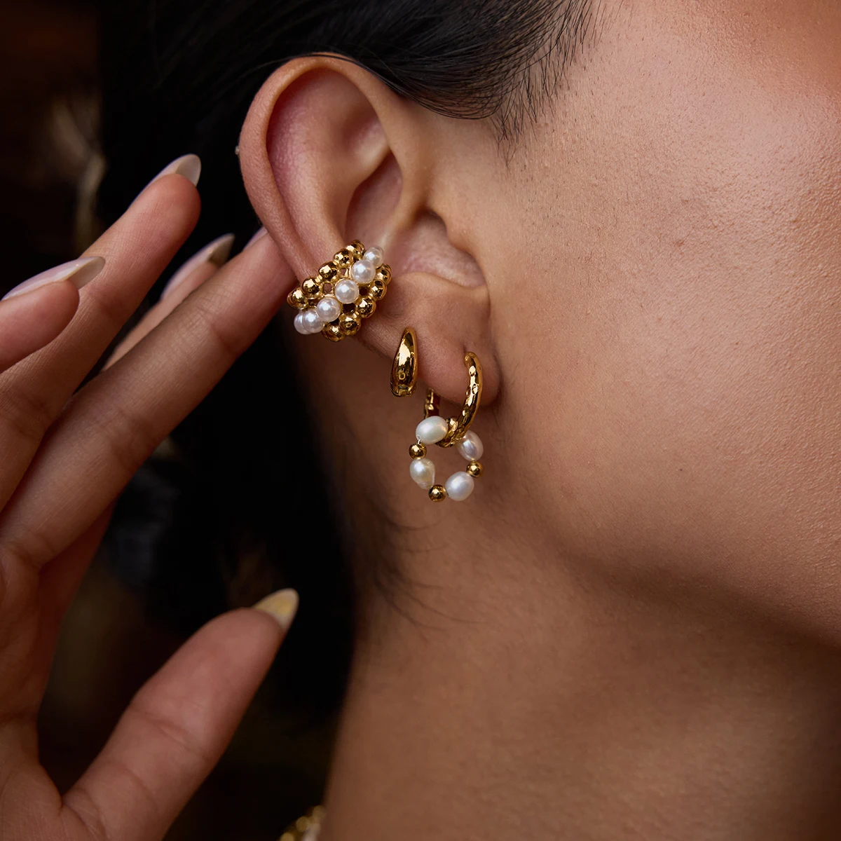 

AIKOER Simple and Elegant 18K Gold Color Plated Stainless Steel Pearl Earclip Small Steel Pearl Earclip Women's Jewelry Party Gi