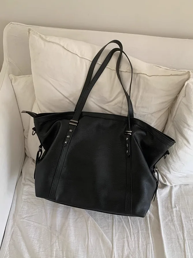 

Large Capacity Soft Leather Tote Bag Women's Versatile Commuter Shoulder Bag Casual Crossbody Bag in Black for Daily Use