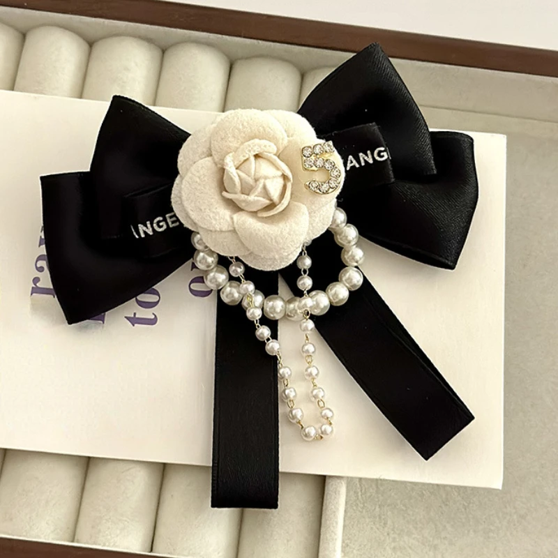 Koreanische Fliege-Brosche aus Kamelienstoff, Kristallperlen-Quastennadel, Hemdkragen-Accessoire, elegantes Modeschmuck-Geschenk für Frauen – Detail 3