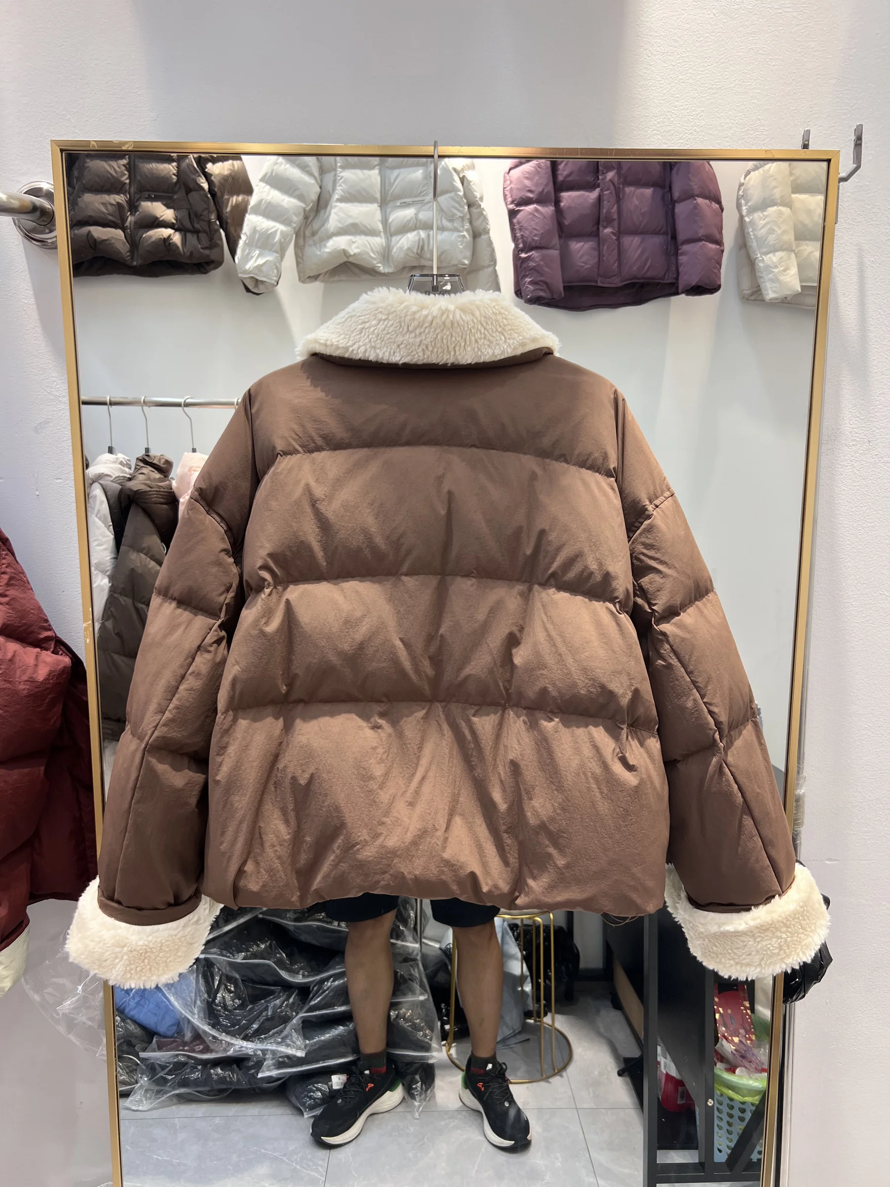 سترة بيضاء مبطنة من صوف الضأن على شكل قرن البقرة سترة سفلية للنساء مع صوف امبسوول فضفاض بياقة مقلوبة معطف شتوي قصير