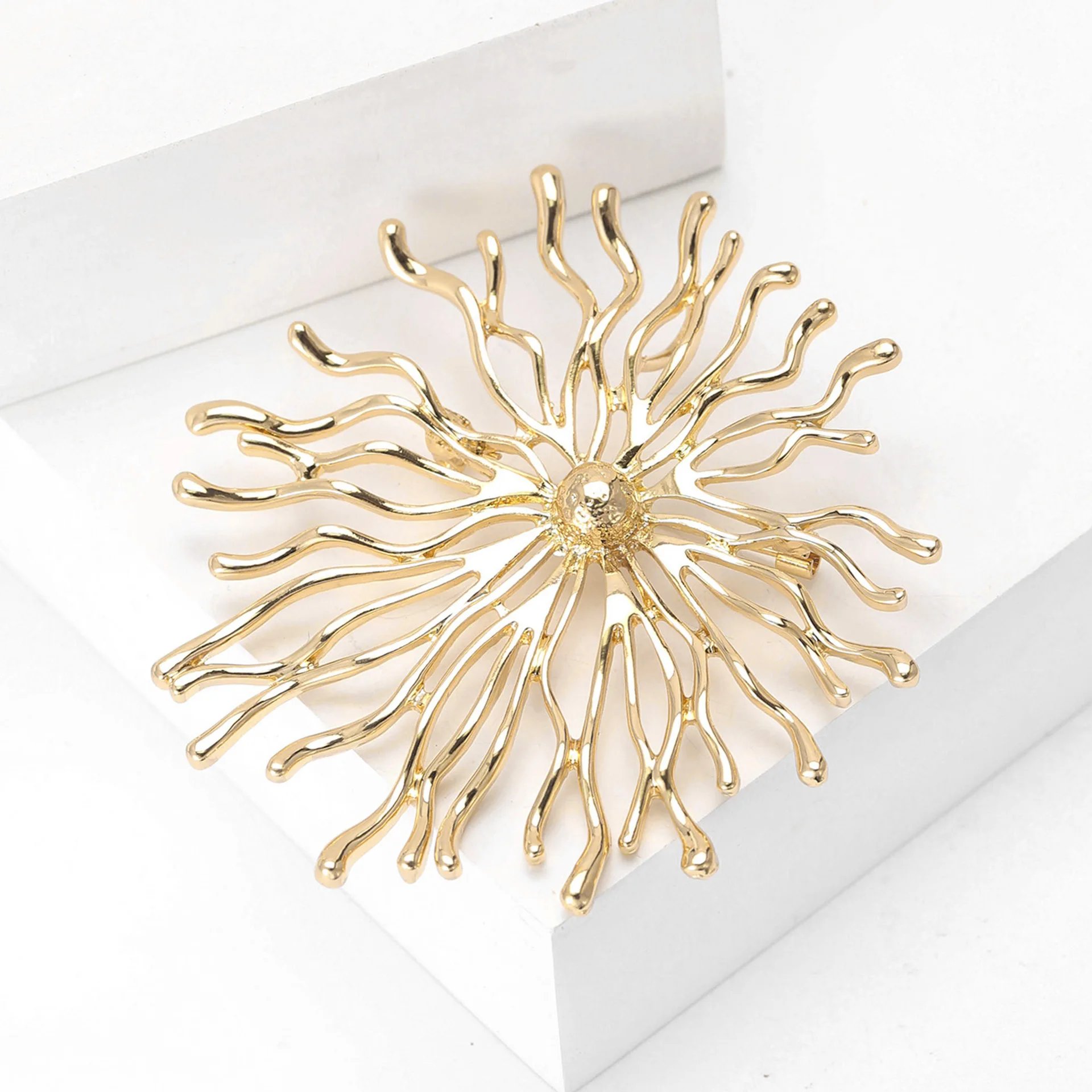 Vintage Art Design Sun Shine Brooches For Women Unisex 4-color Metal Round Party Casual Brooch Pins Gifts