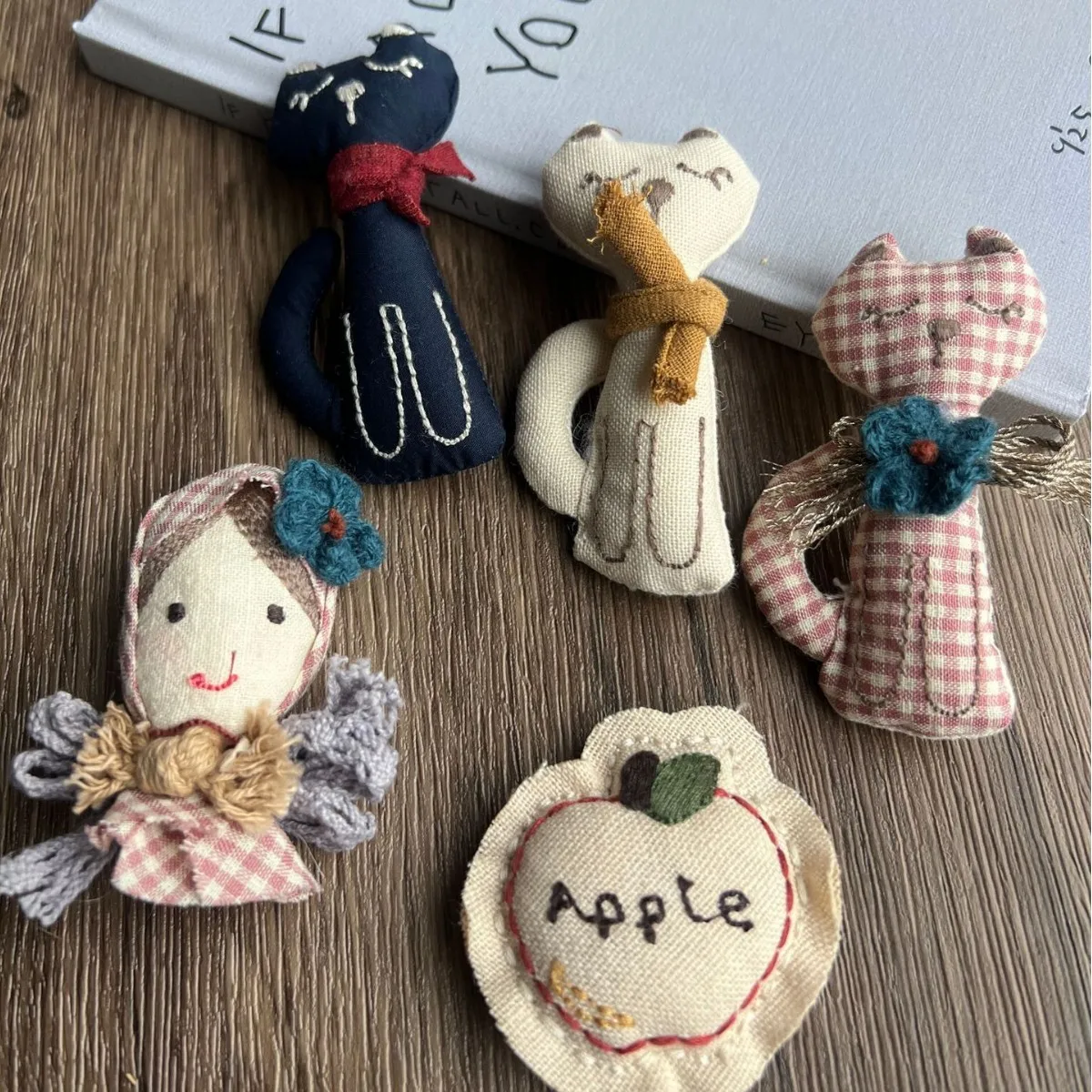 

Handmade Fabric Kitten Fish Brooch Pin Multi Purpose for Children Shoe Sock Hat Bag Pet Collar Craft Embellishment Soft Cute