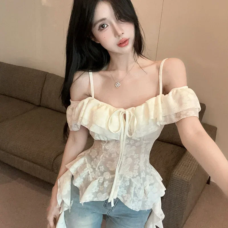 

Милая блузка с расклешенными рукавами, женская кружевная майка с нерегулярными оборками, летняя новая темпераментная сексуальная тонкая женская рубашка с открытыми плечами