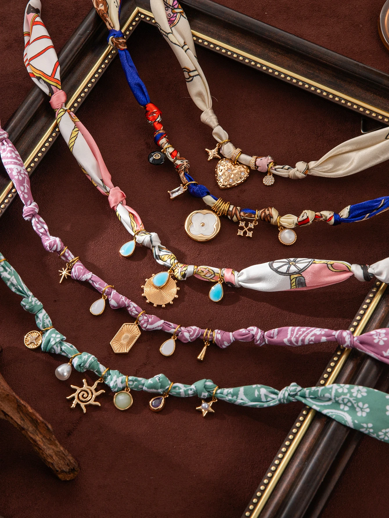 قلادة بوهيمية للنساء، قلادة قماشية مع تعليقات من الفولاذ المقاوم للصدأ مطلية بالذهب عيار 18 قيراط