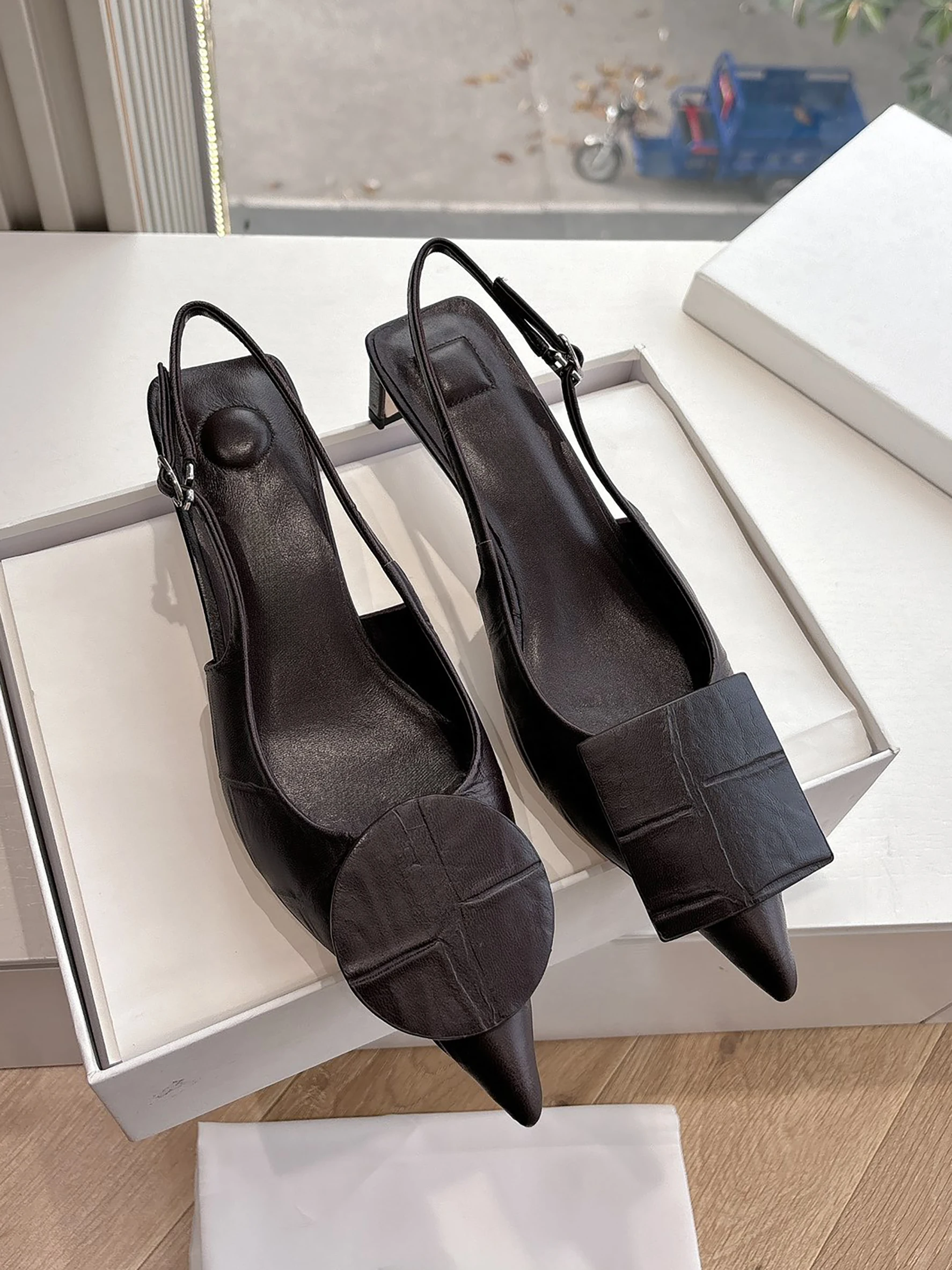 Sandalias de cuero con punta y talón descubierto para mujer, con decoración de hebilla de pato mandarín, sandalias de moda para mujer, verano 2026