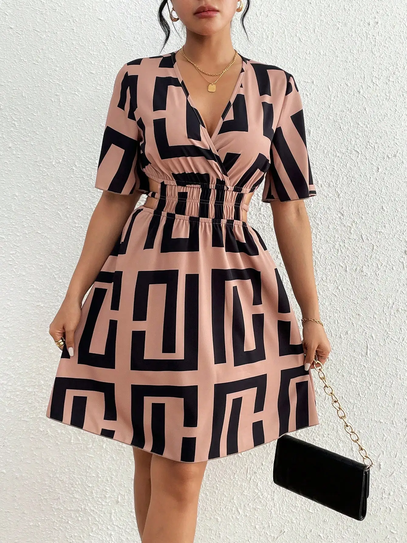 Damen-Minikleid in Pink und Schwarz mit geometrischem Muster, ausgeschnittenem Design, V-Ausschnitt, halblangen Ärmeln, elastischem Bund, sexy, für Sommerpartys und Clubs, kurzes Kleid. – Detail 6