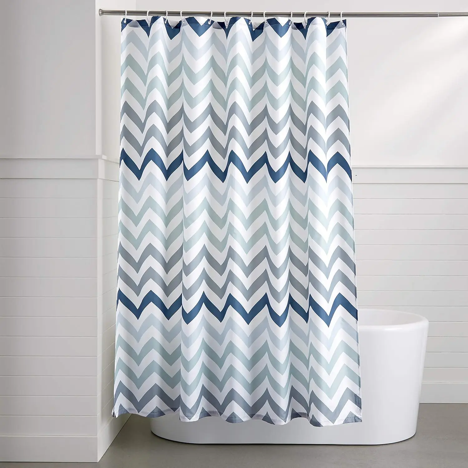 

Занавеска для душа для ванной комнаты Amazon Basics, водостойкая ткань с прокладками и крючками, можно стирать в машине, синий шеврон с эффектом омбре