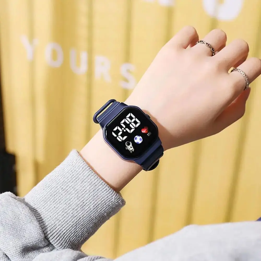 أزياء LED الساعات الرقمية سيليكون حزام رائد فضاء أطفال الرياضة ووتش للماء ساعة اليد الإلكترونية الأطفال بنين بنات الهدايا