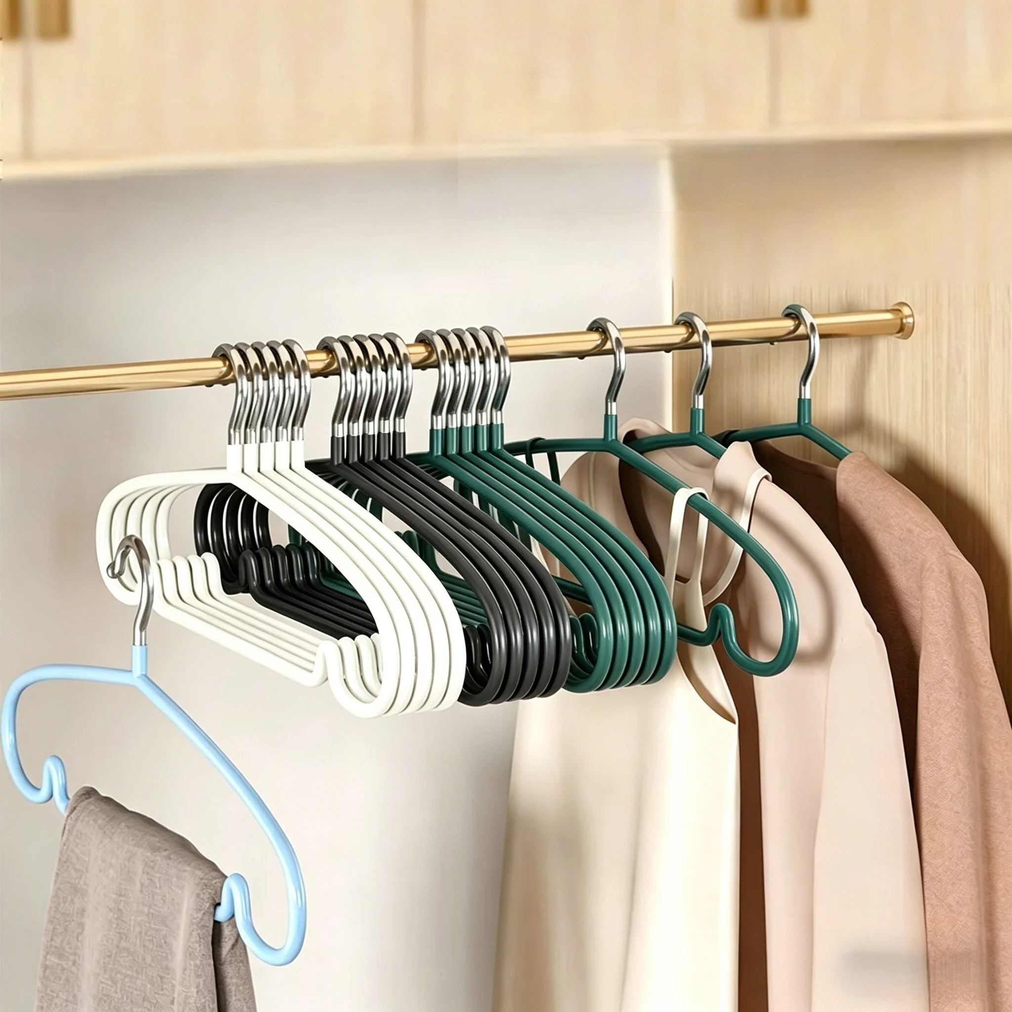 

10 шт. Нескользящие вешалки для одежды без заломов на плечах, экономящие место, с закругленными крючками для пальто, свитеров, курток, брюк