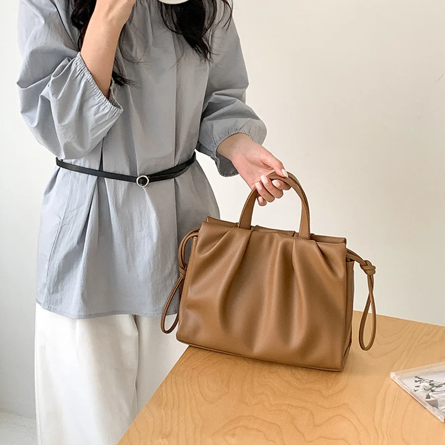 

Мягкая сумка через плечо из искусственной кожи для женщин, черная, с плиссированным дизайном, большая вместимость, новая модная сумка для поездок на работу, 2026 год