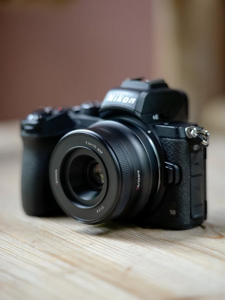 7artisans AF 27mm F2.8 APS-C obiektyw o dużej przysłonie z automatycznym ustawianiem ostrości STM, przeznaczony do aparatów Sony E A6700, A6600, Zve10, A7m4 oraz Nikon Z Z50, ZFC, Z30, Z5, Z6. — zdjęcie produktu 7