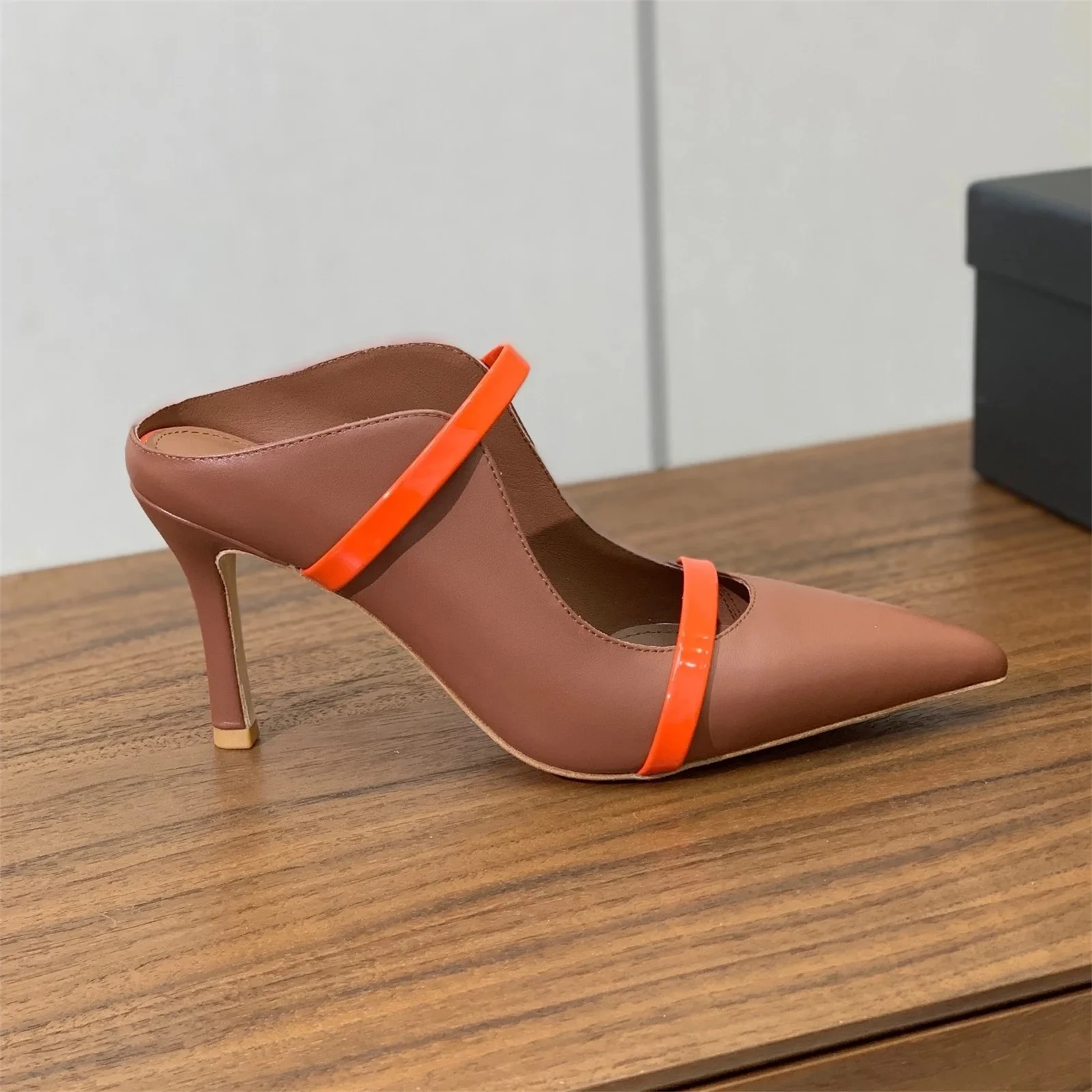 Top Qualität Designer Echtes Leder Spitz-Toe Flache Ferse Frau Hausschuhe Maultiere Rutschen Schnalle-Riemen Outdoor Hausschuhe Boote mujer