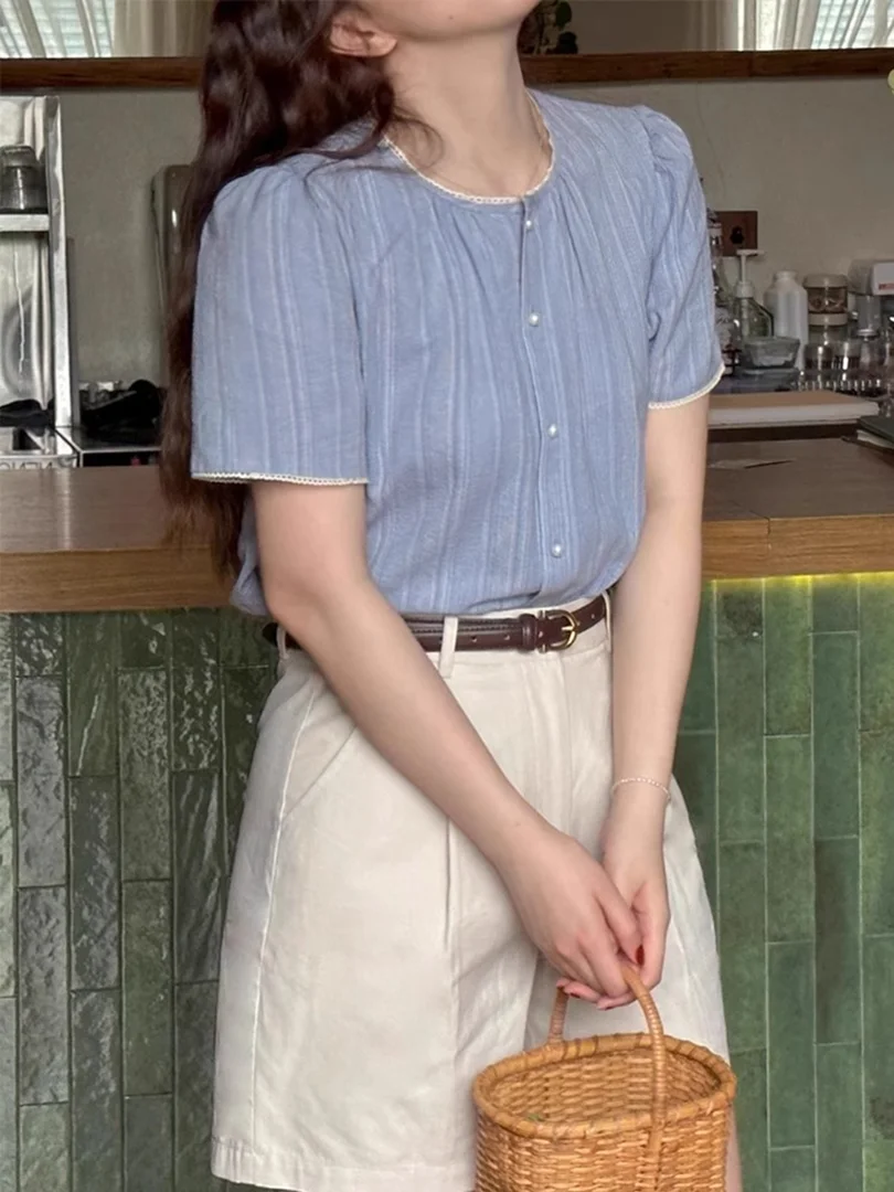 

Синяя полосатая женская летняя рубашка с коротким рукавом и круглым вырезом, универсальная, с цветочным принтом, для повседневной носки, свободного кроя, на пуговицах.